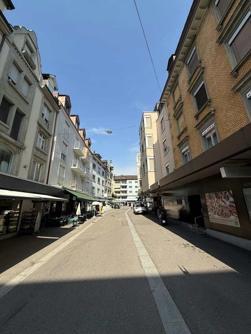 Prime location with high foot traffic - retail space in Oerlikon (3)