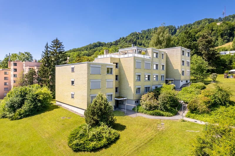 Vivere nel verde con un ampio balcone (1)