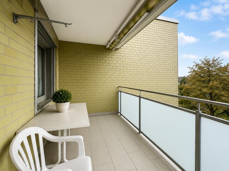 Vivere nel verde con un ampio balcone (3)