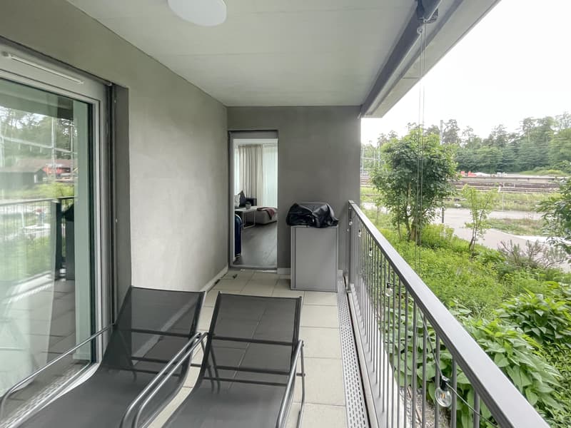 Bienvenue dans votre nouveau foyer ! Ce charmant appartement de 2,5 pièces convainc par son emplacement central et son équipement moderne : (6)