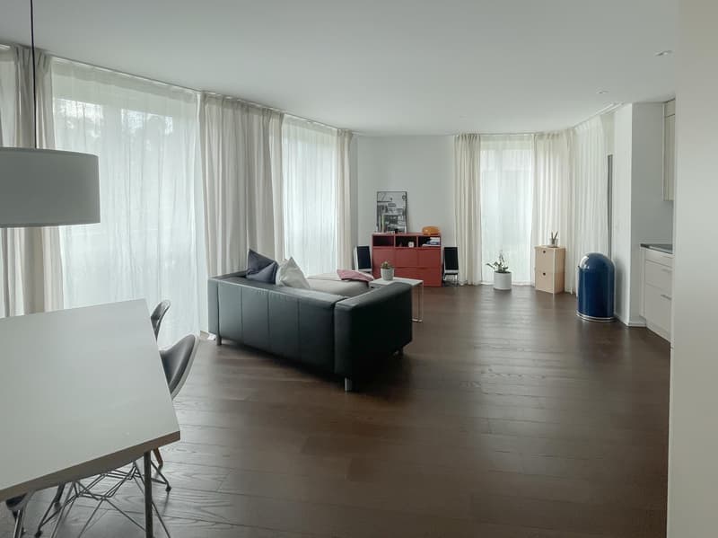 Bienvenue dans votre nouveau foyer ! Ce charmant appartement de 2,5 pièces convainc par son emplacement central et son équipement moderne : (3)