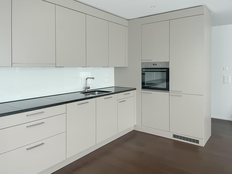 Bienvenue dans votre nouveau foyer ! Ce charmant appartement de 2,5 pièces convainc par son emplacement central et son équipement moderne : (2)