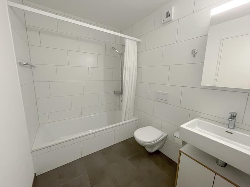 Bienvenue dans votre nouveau foyer ! Ce charmant appartement de 2,5 pièces convainc par son emplacement central et son équipement moderne : (5)