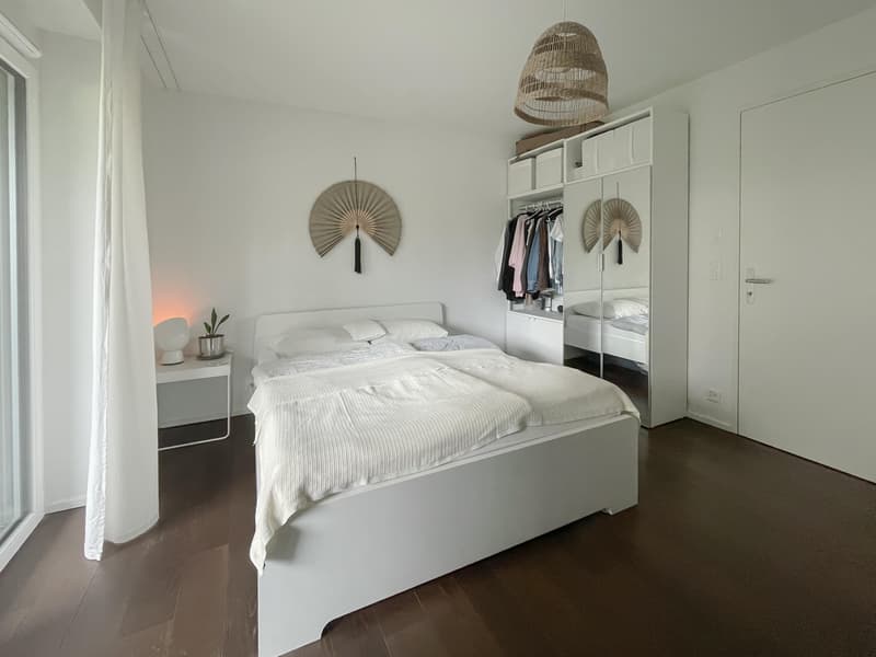 Bienvenue dans votre nouveau foyer ! Ce charmant appartement de 2,5 pièces convainc par son emplacement central et son équipement moderne : (4)