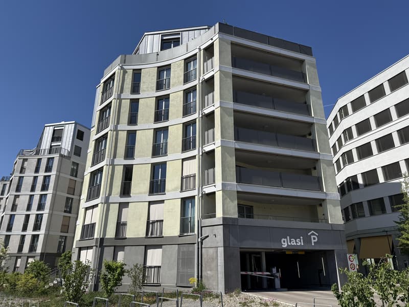 Bienvenue dans votre nouveau foyer ! Ce charmant appartement de 2,5 pièces convainc par son emplacement central et son équipement moderne : (1)
