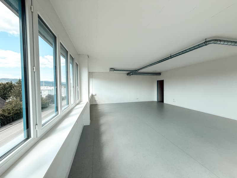 Lichtdurchflutete Büroräumlichkeit in Oftringen (8)