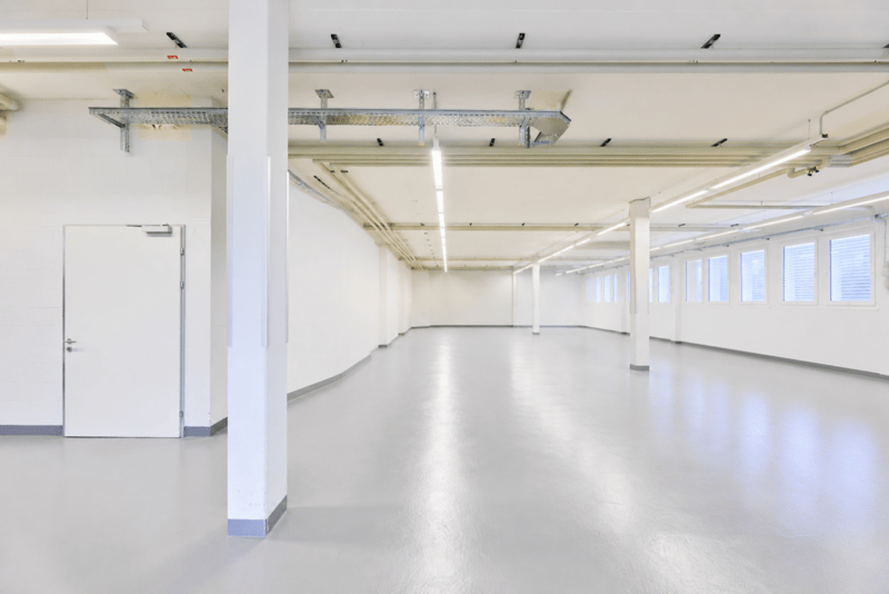 Drivable storage and workshop area with roll-up door (4)