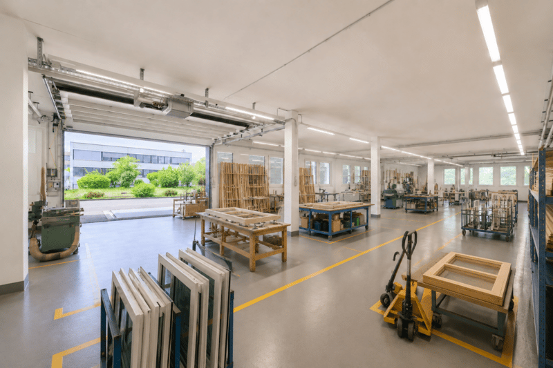 Drivable storage and workshop area with roll-up door (8)