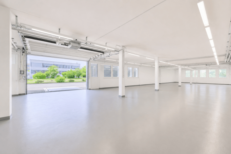 Drivable storage and workshop area with roll-up door (2)