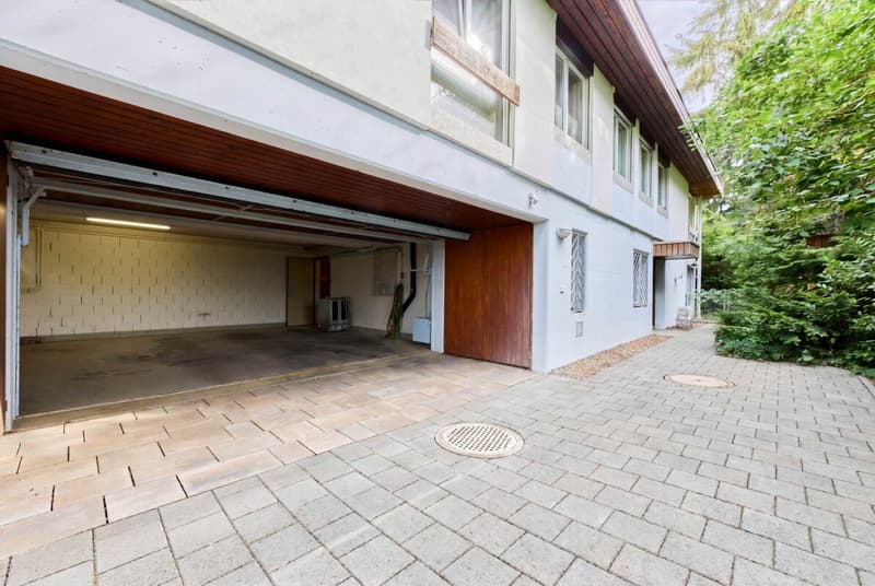 Doppelgarage und Hausvorplatz