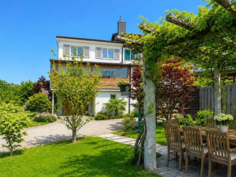 Aussenansicht und Garten mit Pergola
