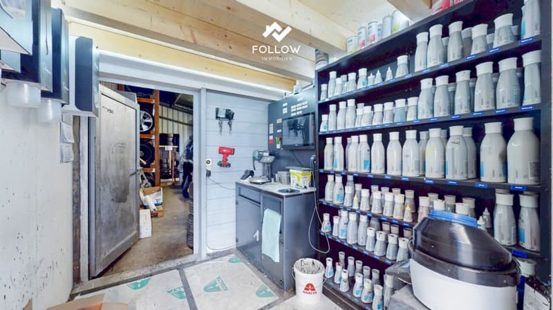 Ici votre entreprise grandit : Hall commercial fonctionnel avec grande surface extérieure (15)