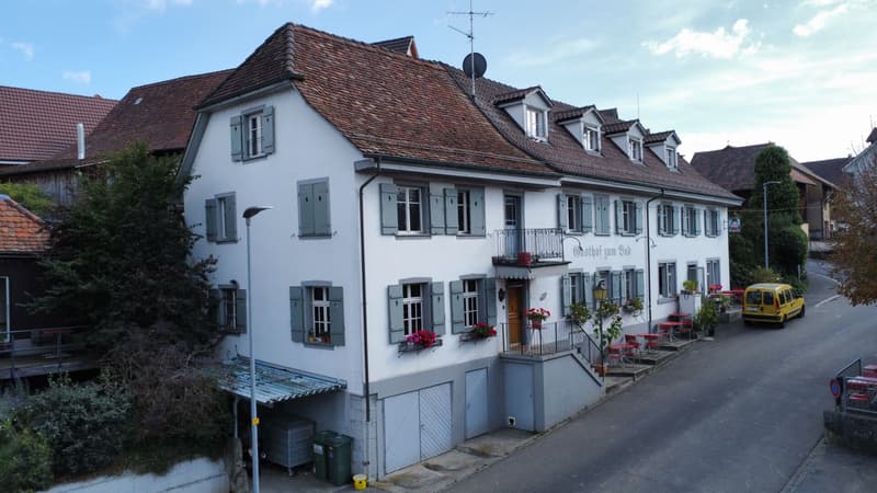 Wohn-/Geschäftshaus im Dorfkern von Schönenbuch! (1)