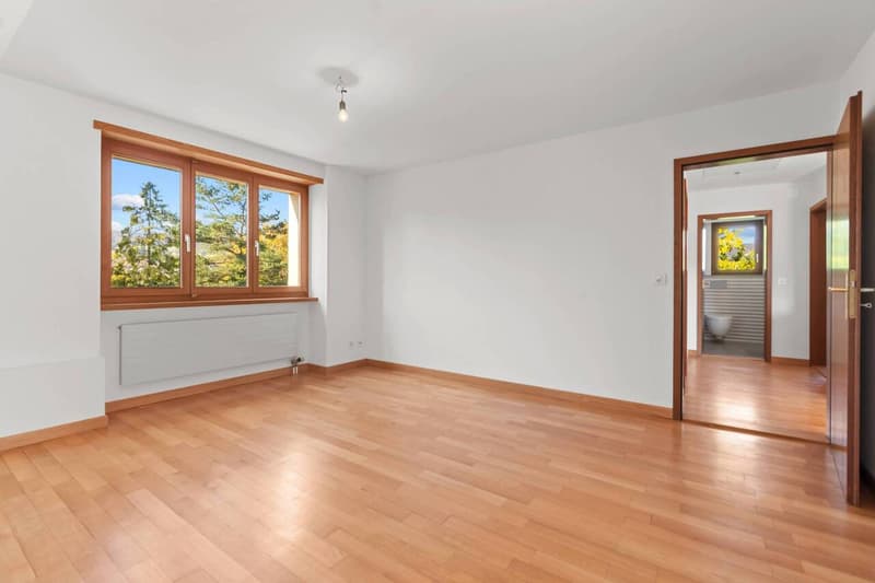 Appartamento a maisonnette con camino, area di seduta in giardino e 2 posti auto esterni! (8)
