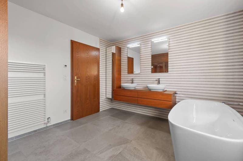 Appartamento a maisonnette con camino, area di seduta in giardino e 2 posti auto esterni! (10)