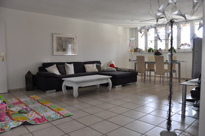 4,5 - Appartamento con balcone coperto nel centro del villaggio di Seltisberg! (6)