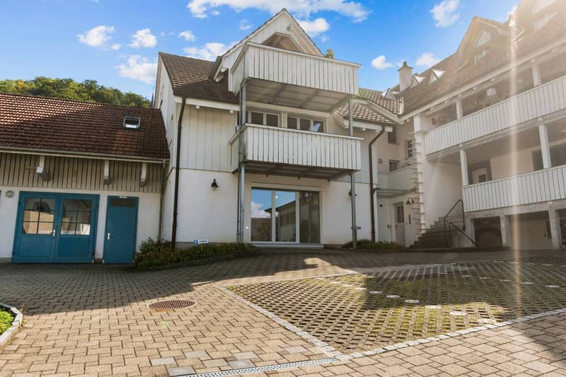 Bright and airy maisonette apartment in an idyllic location with a balcony! (8)