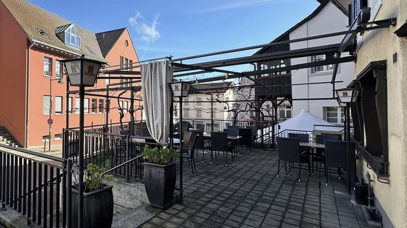 Caratteristico locale di gastronomia con terrazza (5)