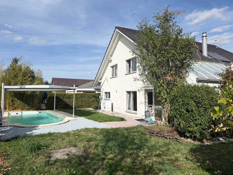 Freistehendes EFH mit Swimmingpool, Sauna, Hobbyraum und grosser Garage! (2)