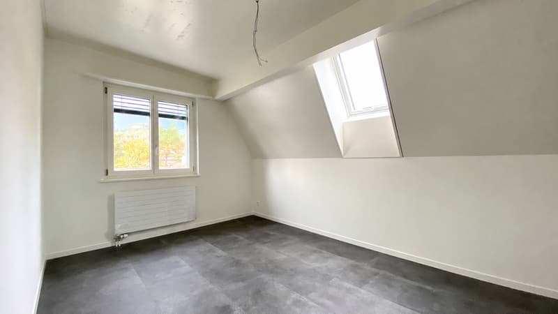 Moderne 3.5-Zimmer-Wohnung mit Dachfenstern und grossem Balkon (2)