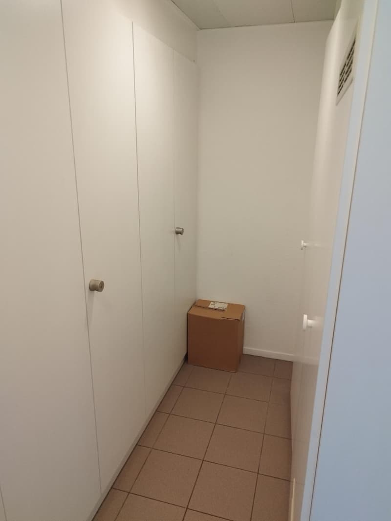 210m2 offices on the ground & 1st floor with 4 parking spaces (11)