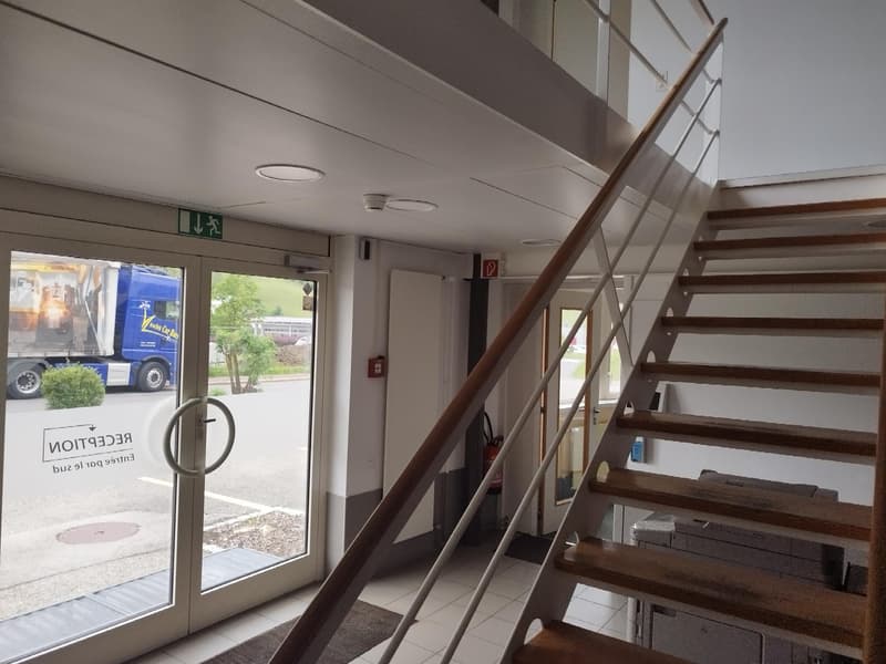 210m2 offices on the ground & 1st floor with 4 parking spaces (8)