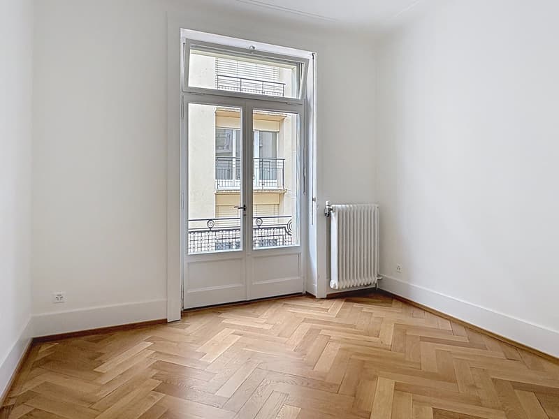 Spacieux et lumineux appartement entièrement rénové de 4,5 pièces au centre-ville. (6)