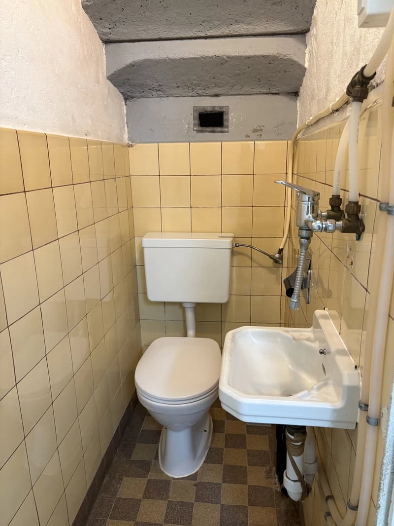 Local commercial situé au coeur du Vieux Clarens, dans une maison vigneronne. (6)