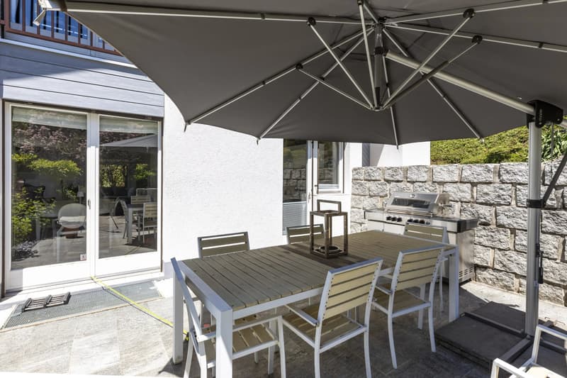 Beautiful 6.5-room property in a green setting with a view of the lake (13)