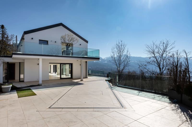 Bright property with pool and panoramic view (5)