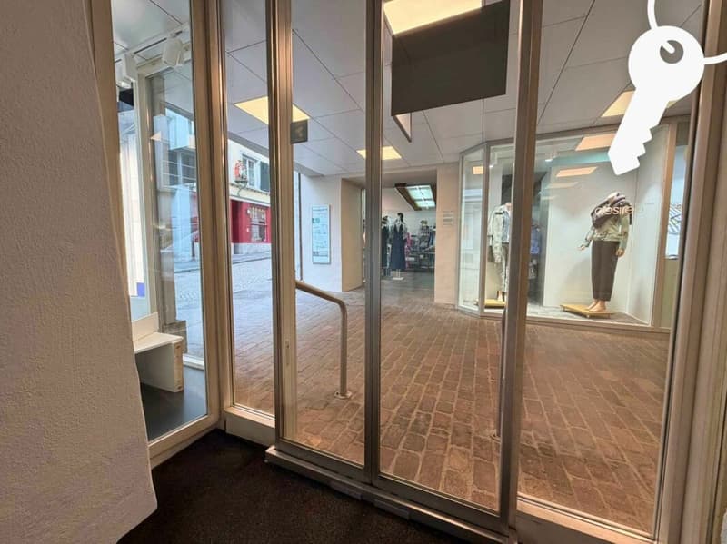 Elektrische Schiebetür mit Blick zur Schaalgasse