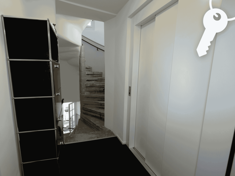 Wohnungsvorplatz mit Lift- und Treppenhauszugang