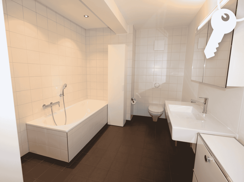 Badezimmer mit Badewanne und Dusche