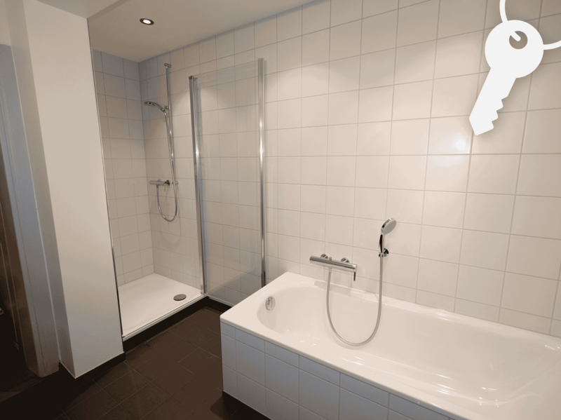 Badezimmer mit Badewanne und Dusche