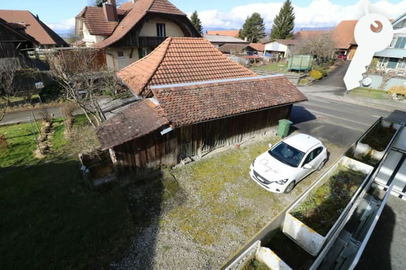 Parkplätze und Garagengebäude