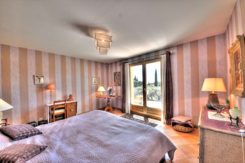 Individual villa with 7 rooms in Aups (10)