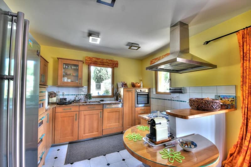 Individual villa with 7 rooms in Aups (4)