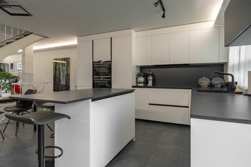 Dreistöckiges Familienhaus mit Keller, renoviert (3)
