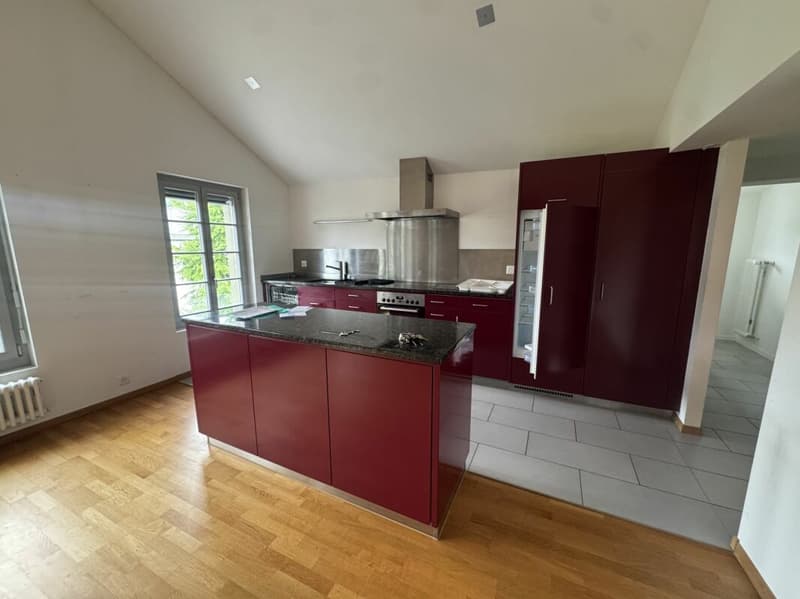 Appartement mansardé de 3½ pièces dans une villa située dans un quartier calme et central (4)