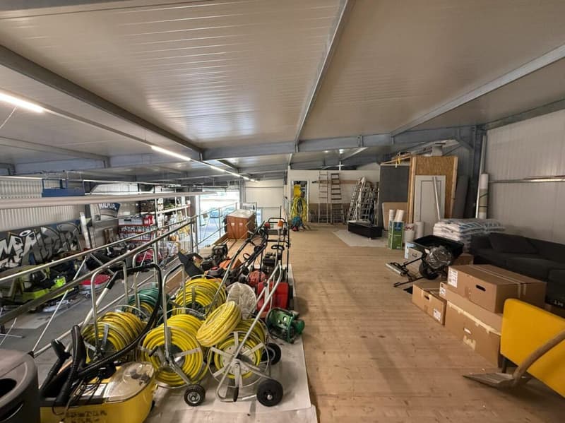 Proprietà commerciale con uffici e magazzino (16)