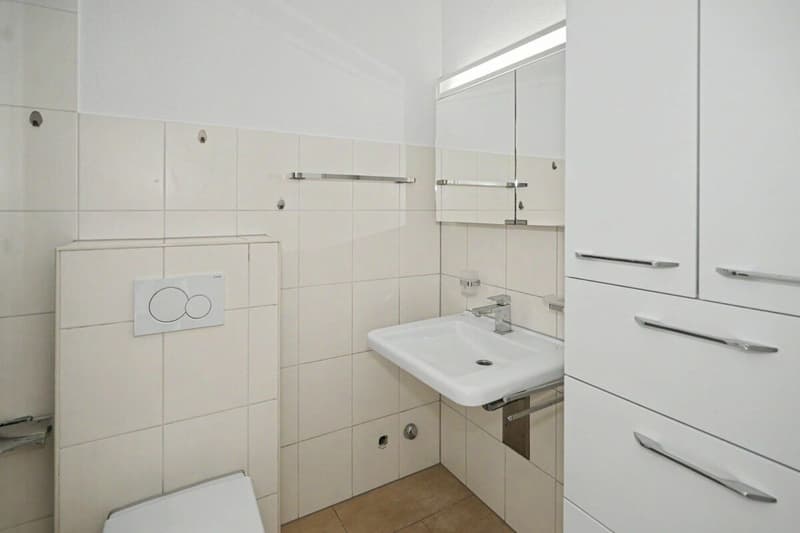 Bright, modernized 3.5-room apartment in Reinach (4)