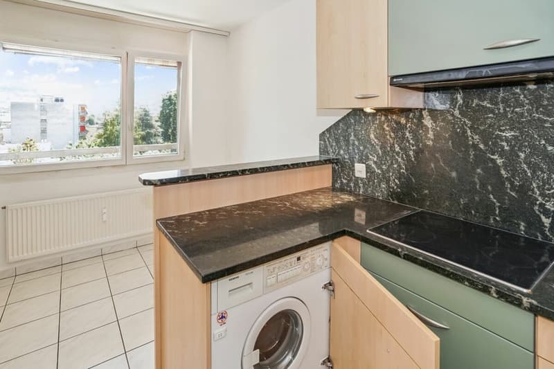 Sonnige 2.5-Zimmerwohnung mit schöner Aussicht und Einstellplatz in Aesch (5)