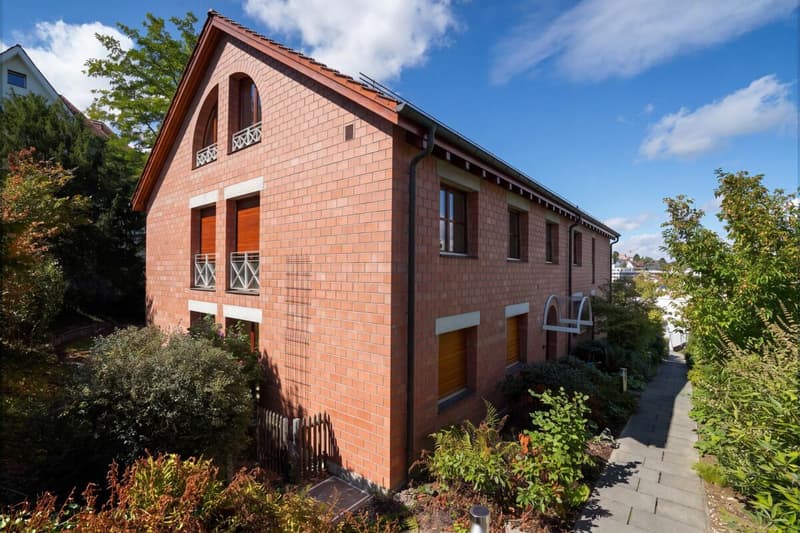 Renoviertes, familienfreundliches Einfamilienhaus mit Garten in Binningen (2)