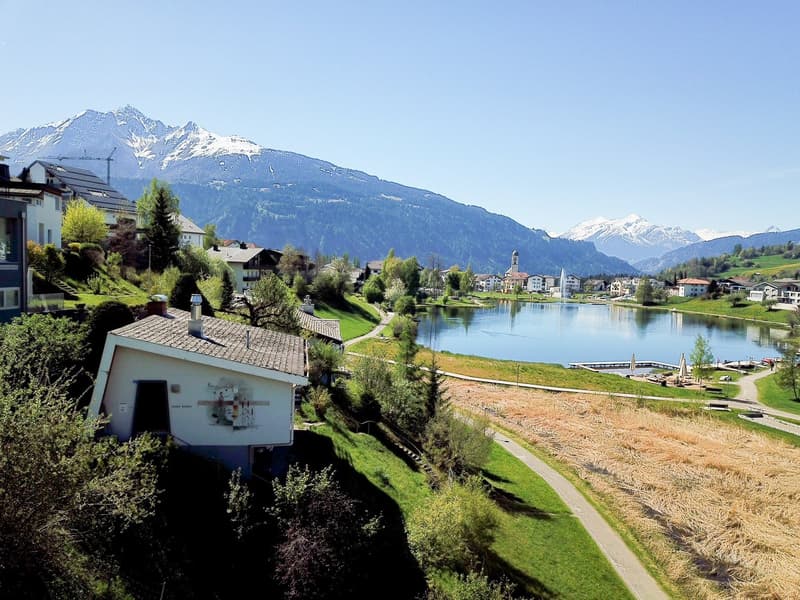 Occasione unica! Casa vacanza di 4,5 locali direttamente sul lago di Laax (1)