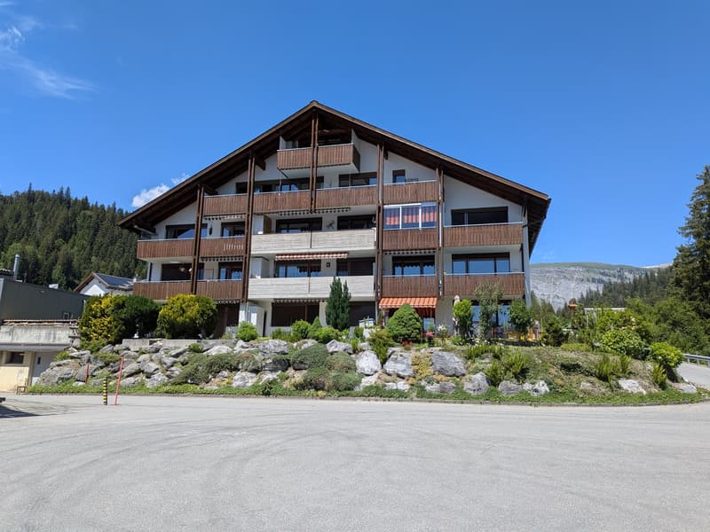 Charmante 4.5-Zimmer-Wohnung mit Bergpanorama in Laax (1)