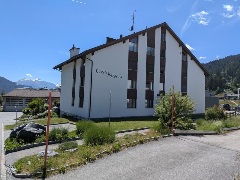Charmante 4.5-Zimmer-Wohnung mit Bergpanorama in Laax (2)