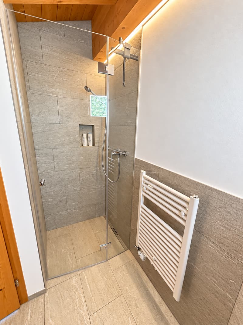 Charmante 2.5-Zimmer-Maisonette-Wohnung mit Bergpanorama in Flims-Dorf (13)