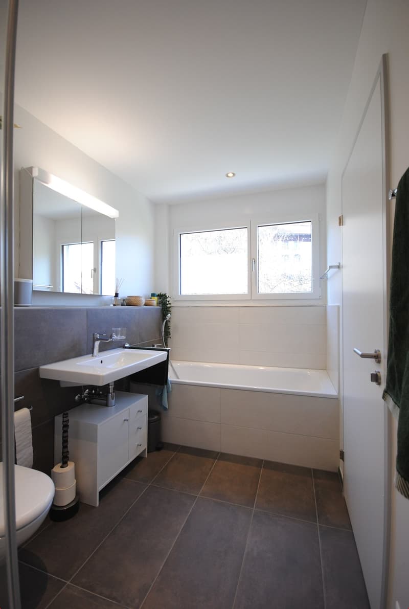 Badezimmer en Suite zum Elternschlafzimmer mit Fenster