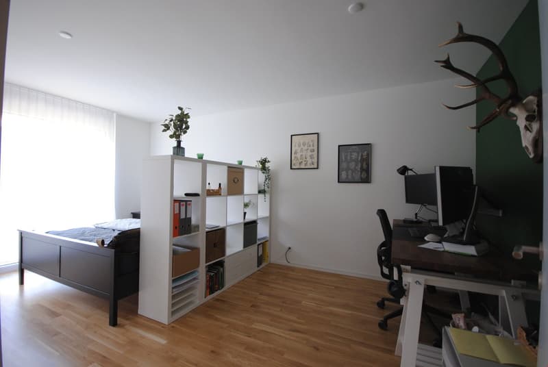 Grosses Schlafzimmer mit raumhohem Fenster