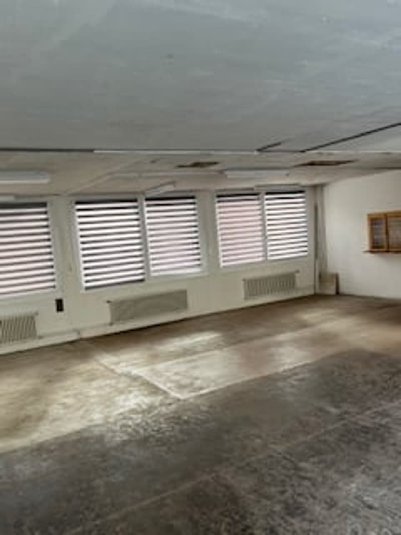 Espace commercial et atelier au rez-de-chaussée au Locle (2)